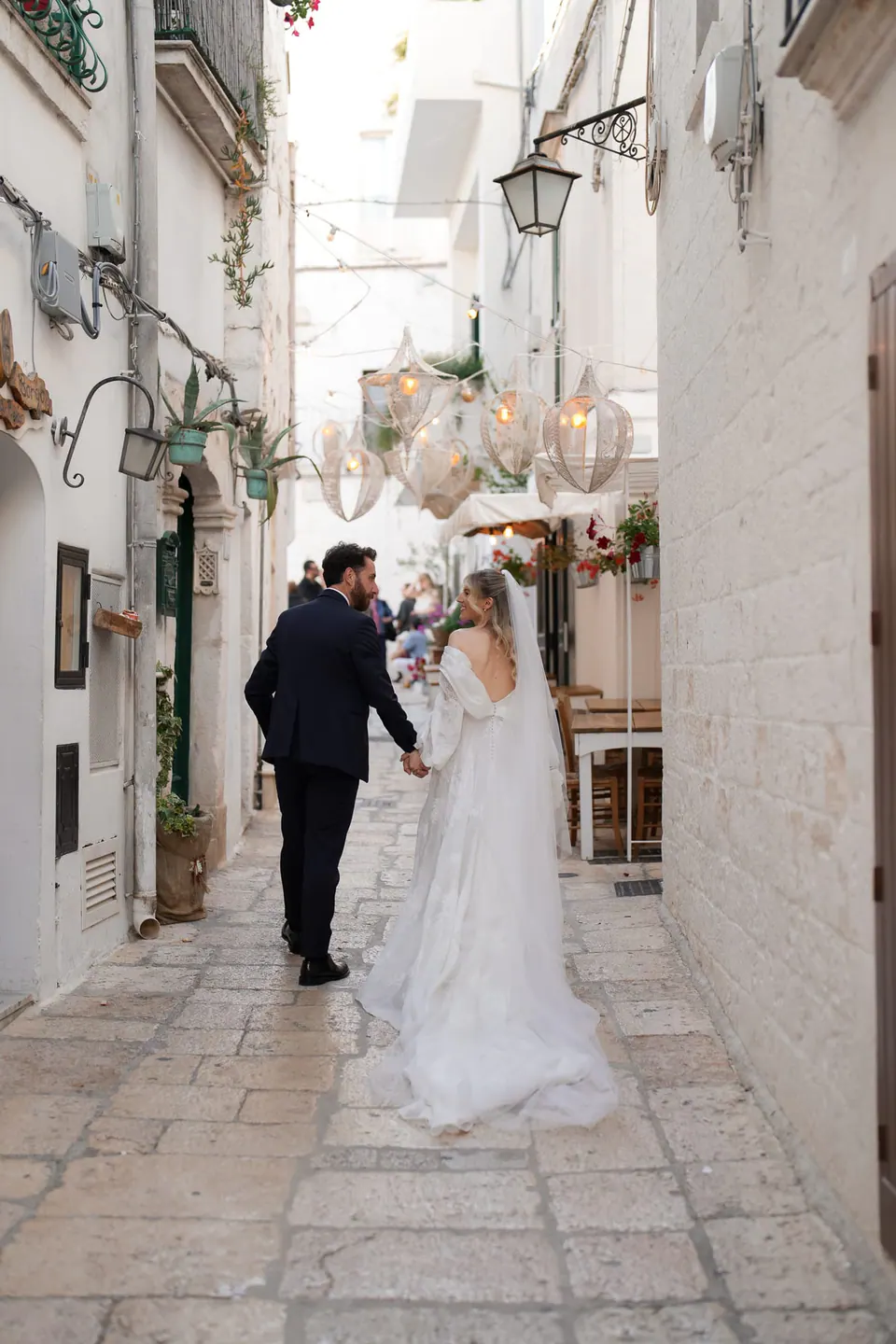 La pareja camina por las calles estrechas de Apulia.