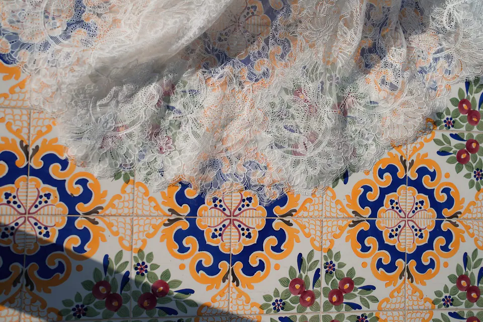 Detail der Majolikafliesen, süditalienisches Handwerk, im Parco dei Principi.