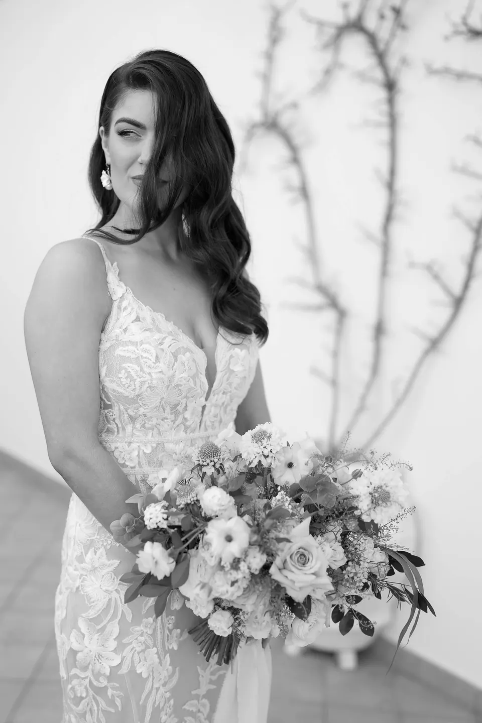 La sposa con il bouquet, radiosa e calma prima di percorrere la navata.