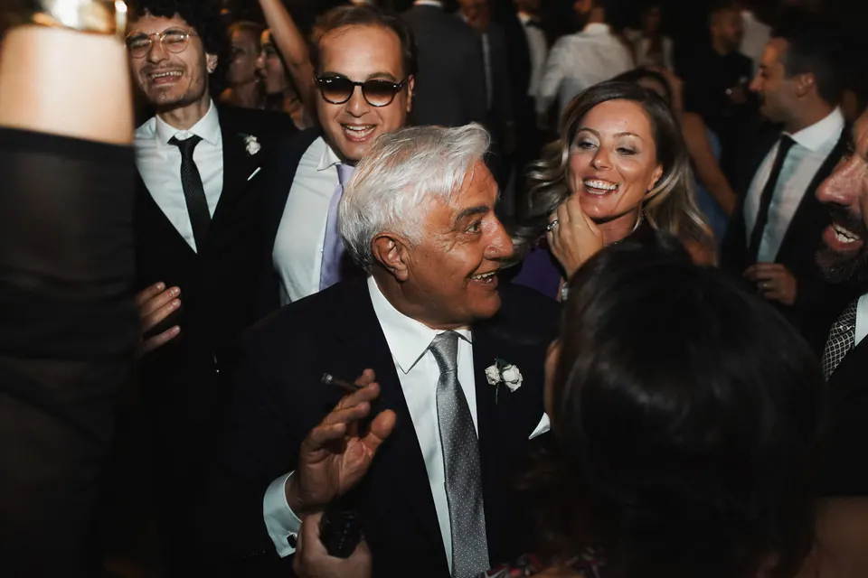 Gli invitati ballano e festeggiano con gioia sotto le luci scintillanti, vivace finale di una serata perfetta a Vico Equense.