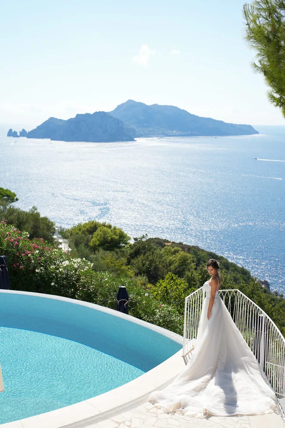 Sposa accanto alla piscina a sfioro del Relais Blu a Massa Lubrense, Capri sul mare.