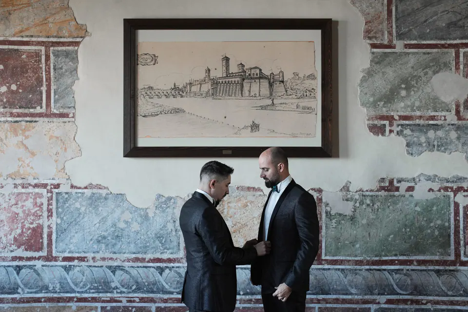 Das Paar unter einem gerahmten Gemälde im Castello Visconteo.