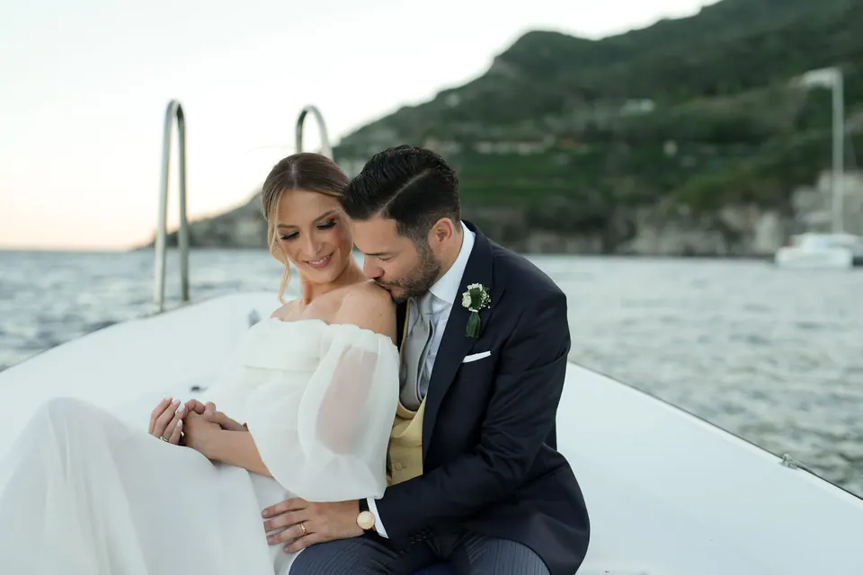 Das Brautpaar umarmt sich im Boot, Hochzeitsporträt an der Amalfiküste.