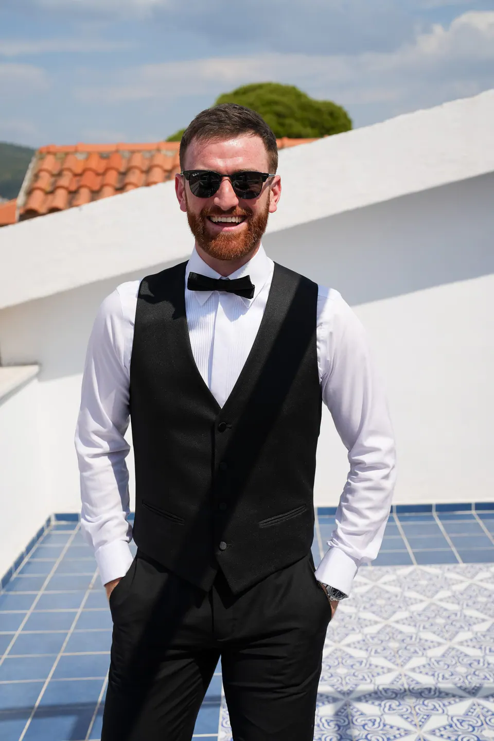 Der Bräutigam mit Sonnenbrille, entspannt, zwischen britischem Stil und italienischer Note.