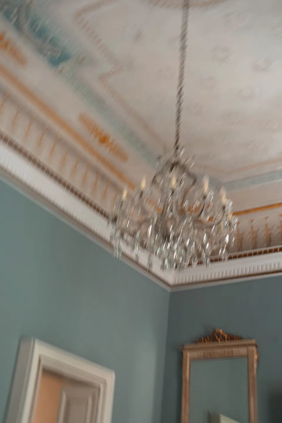 Il lampadario di cristallo e il soffitto dipinto della stanza dove si è preparata la sposa.