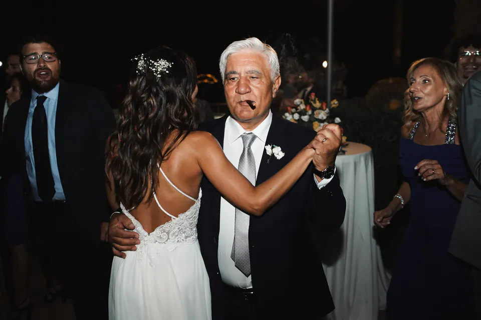 La sposa balla con il padre durante il ricevimento al Castello Giusso.