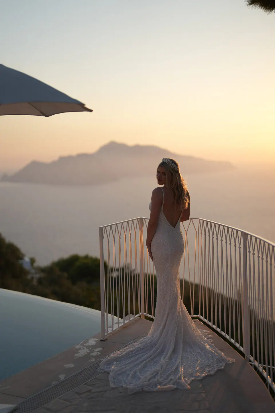 La sposa di spalle sulla terrazza della piscina del Relais Blu, con Capri oltre il mare