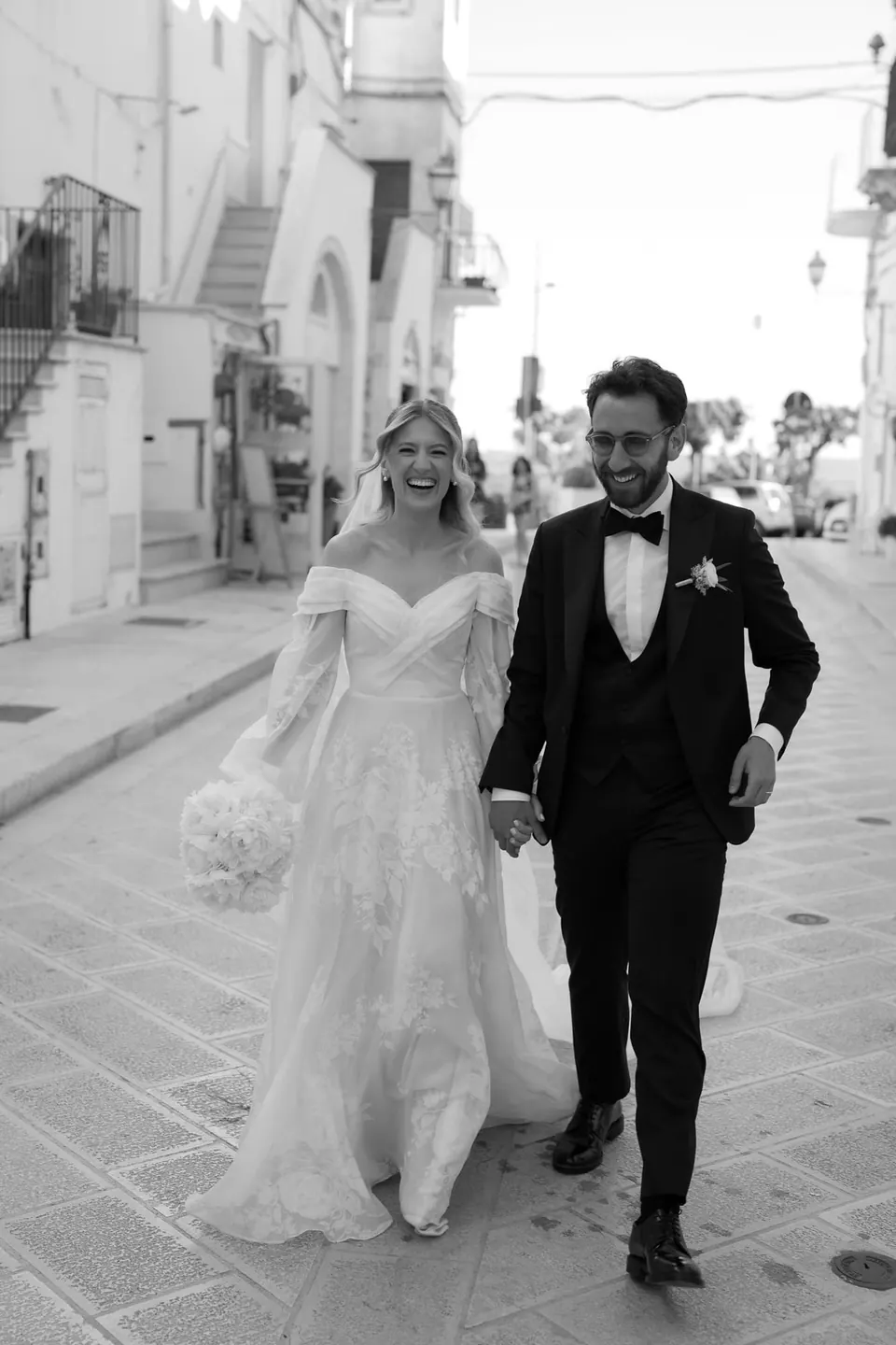 La novia camina por las calles del casco antiguo.