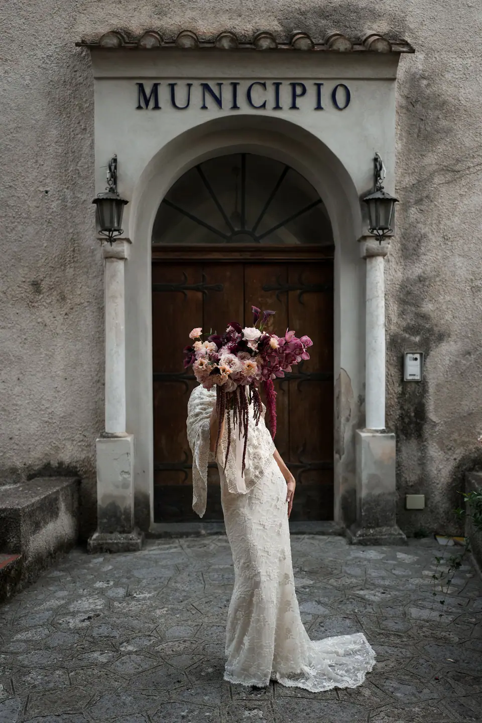 Bride under the sign of the town hall of Ravello.