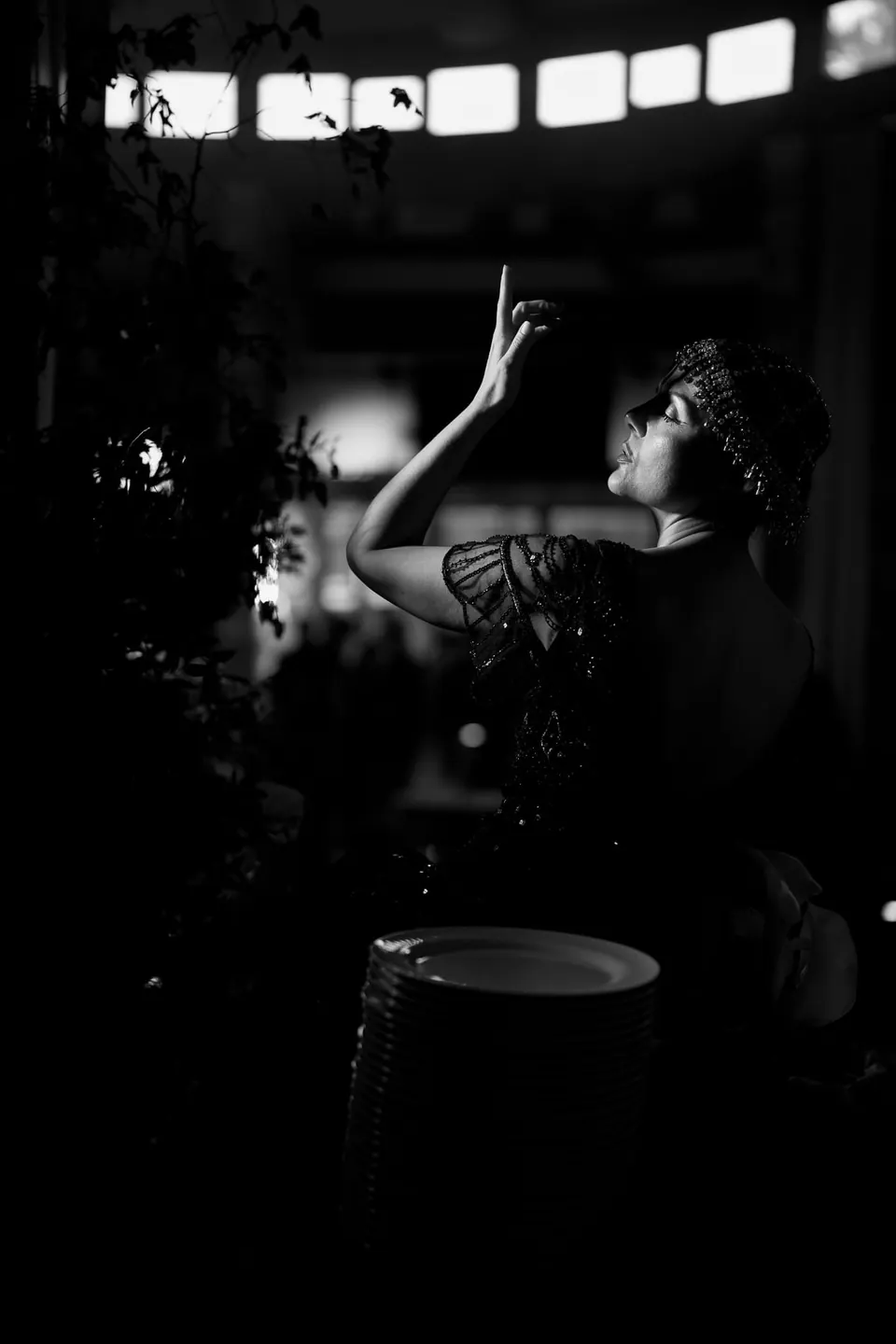 Foto en blanco y negro de un artista bajo un foco durante el banquete.