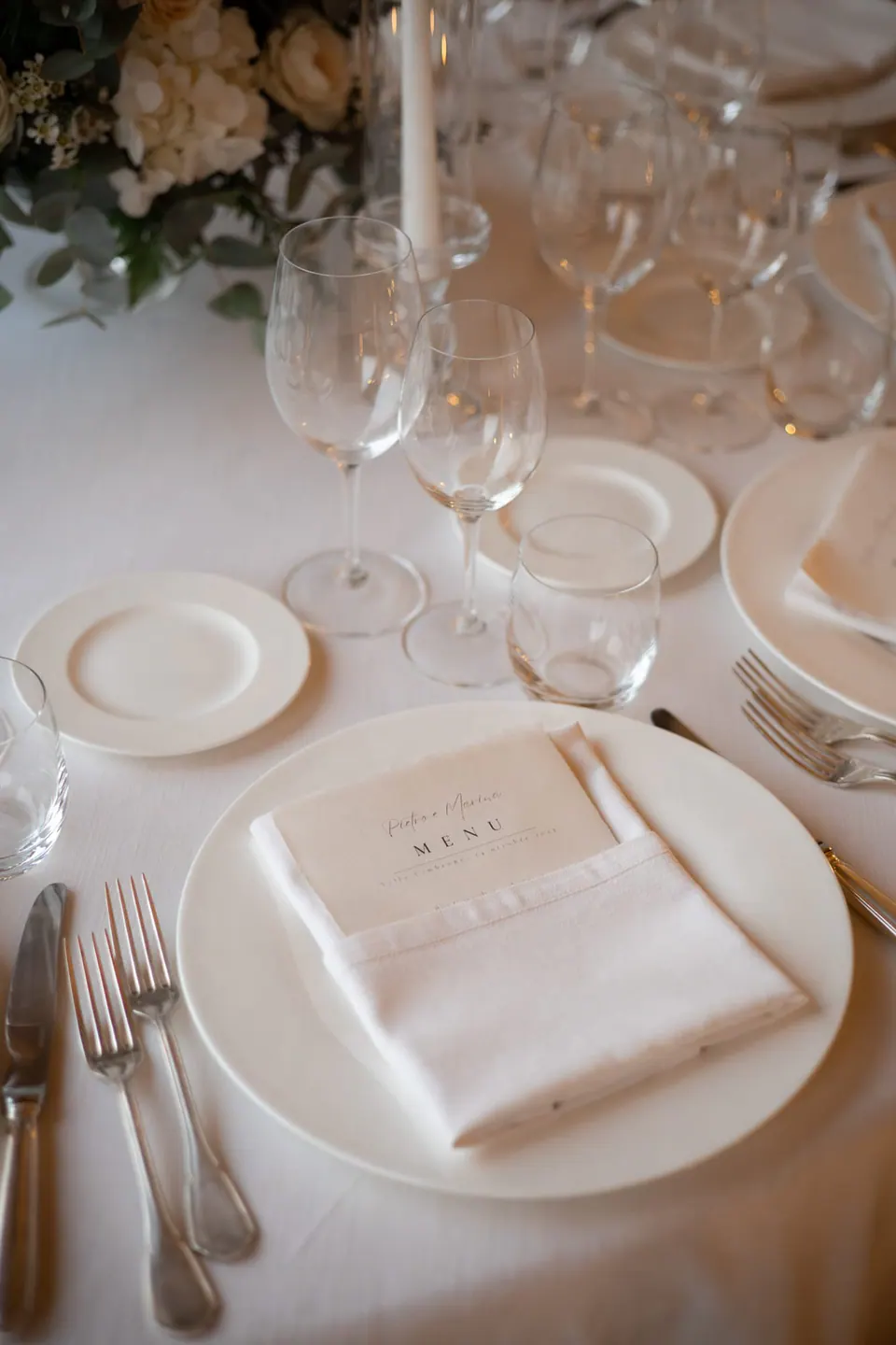 Wedding table with Amalfi ceramics and candles at Villa Cimbrone.