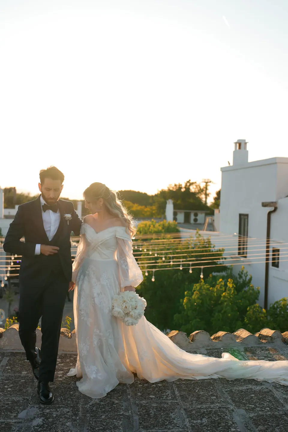 Los novios al sol junto a la capilla de la masseria.
