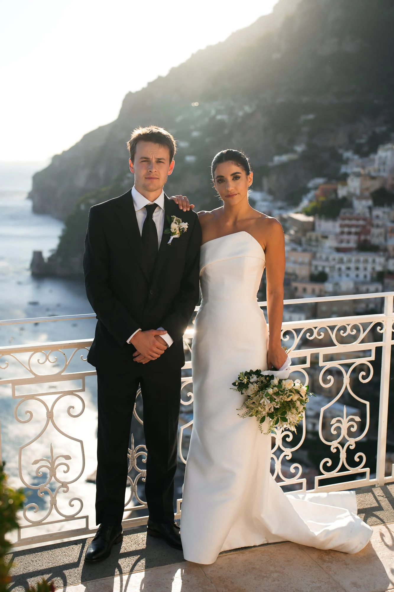 Das Brautpaar auf der Terrasse der Villa Oliviero, dahinter die Häuser von Positano.