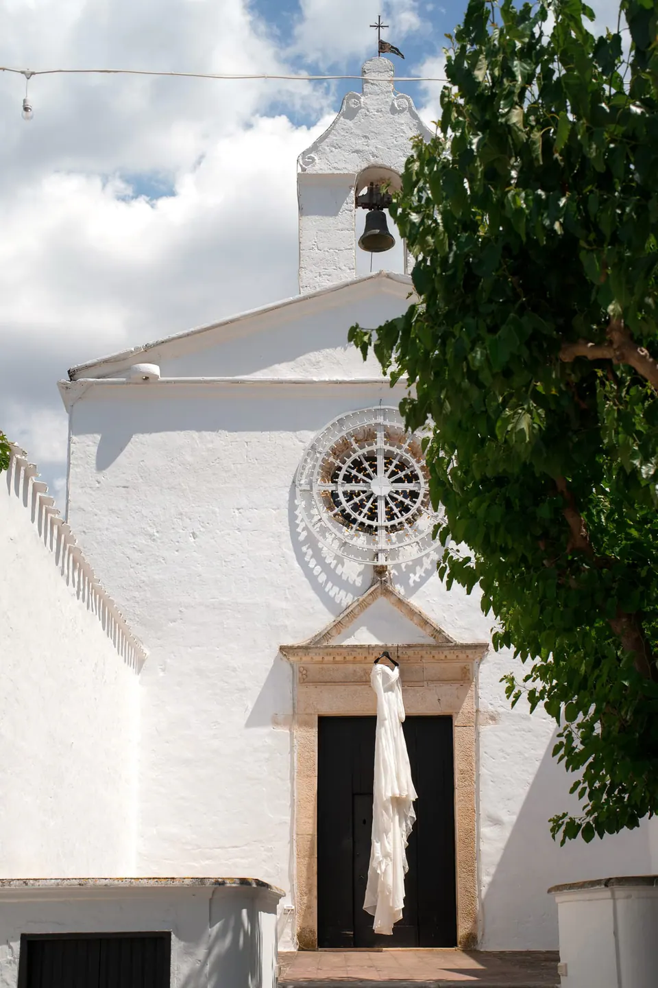 Entrada de una vieja iglesia de piedra en Apulia.