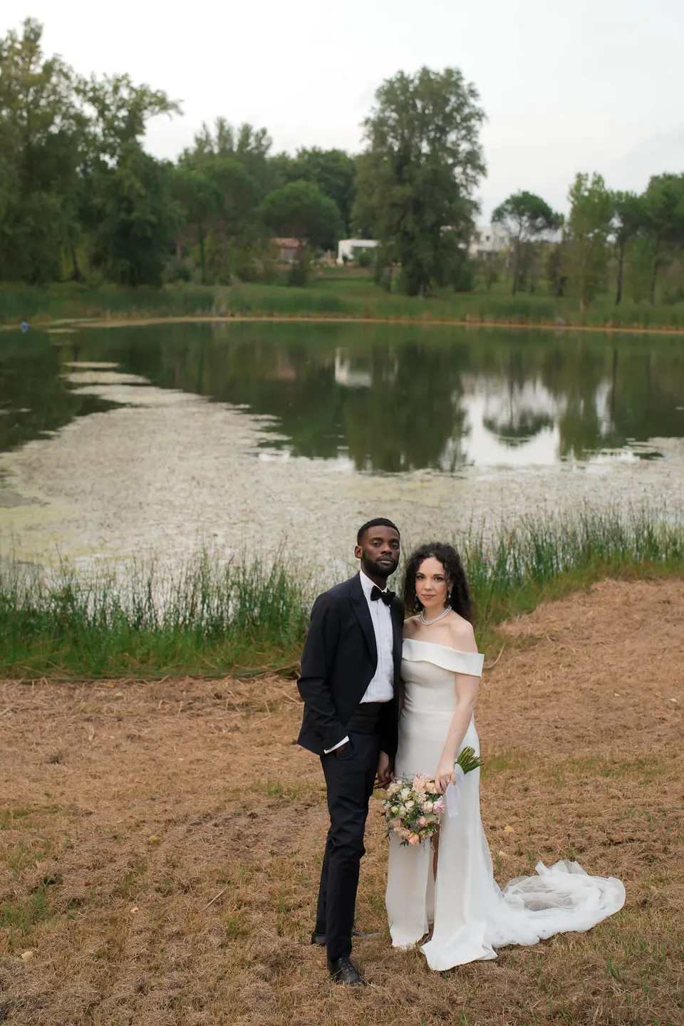 Los novios junto al lago del parque de Villa Ortensia D’Avalos.