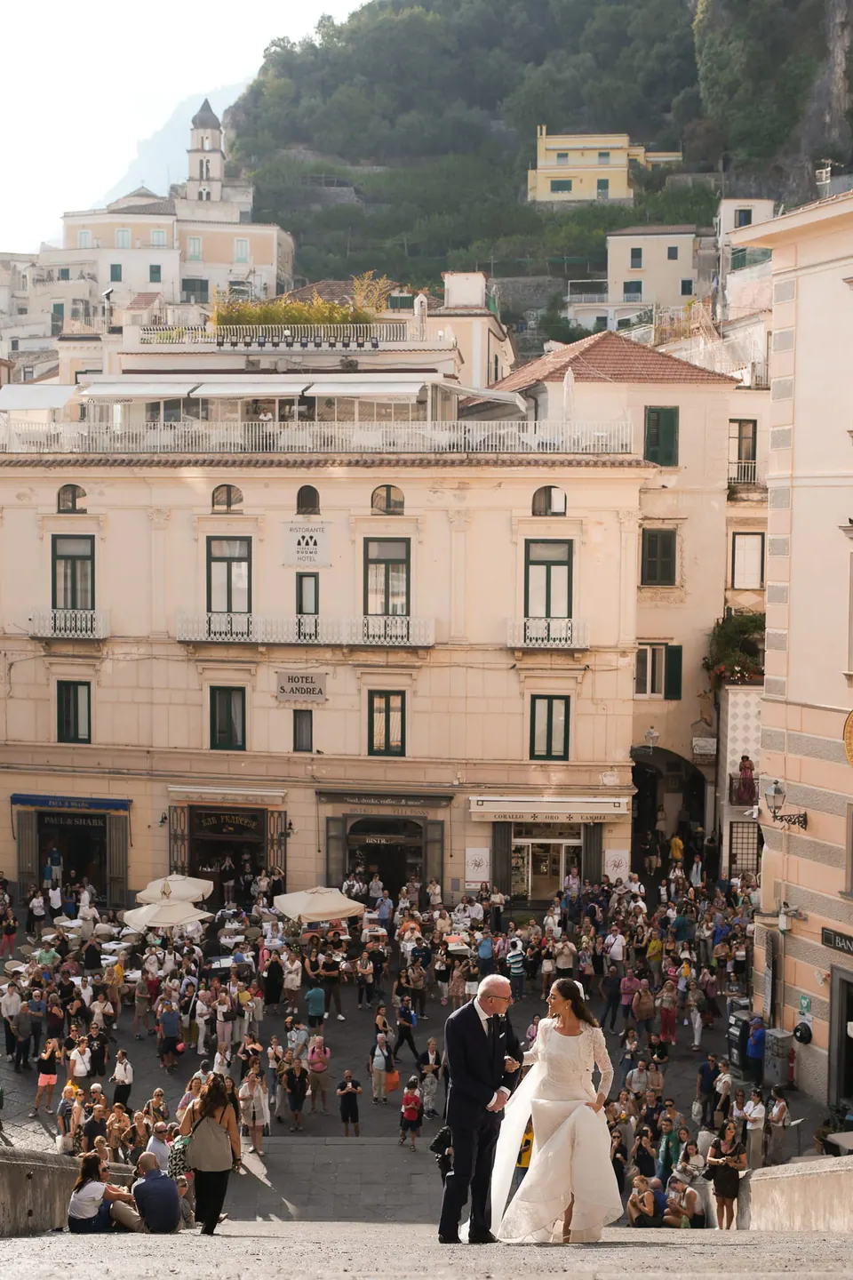 Bride and her father arriving in Piazza Duomo among the crowd.