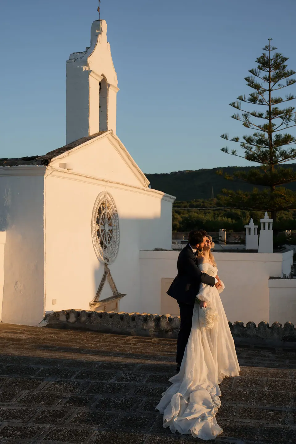 Los novios caminan por las callejuelas de un pueblo de Apulia.