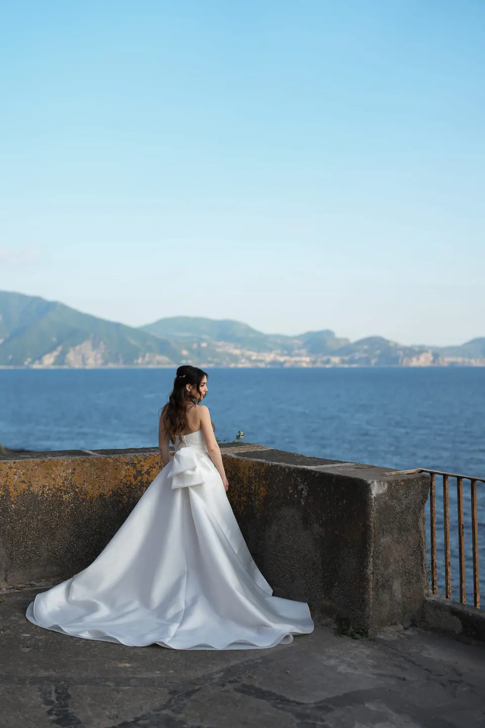 La novia Alessandra frente a la costa de Nápoles en Tenuta dell’Orso.