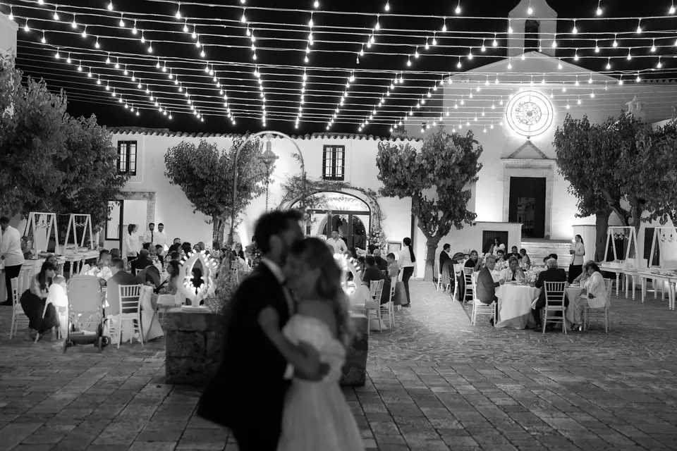 Primer baile bajo guirnaldas de luces en Masseria Montalbano.