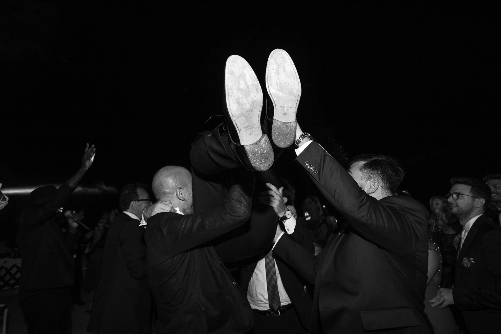 Schwarzweißfoto feiernder Gäste auf einer Hochzeit an der Amalfiküste.