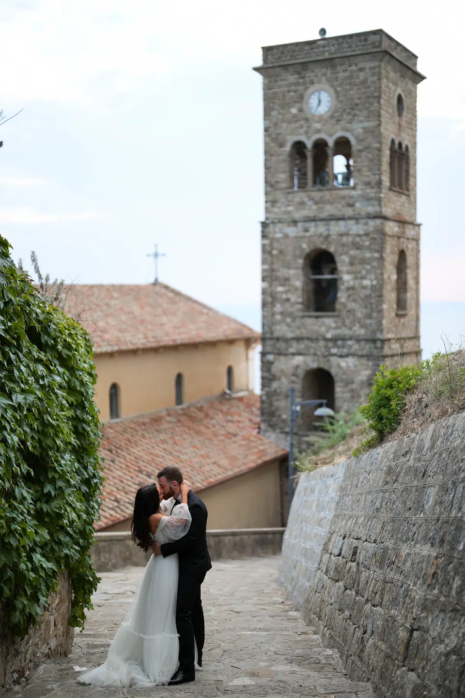Das Brautpaar in einer Steingasse unter dem historischen Glockenturm, der Charme eines Dorfes im Cilento.