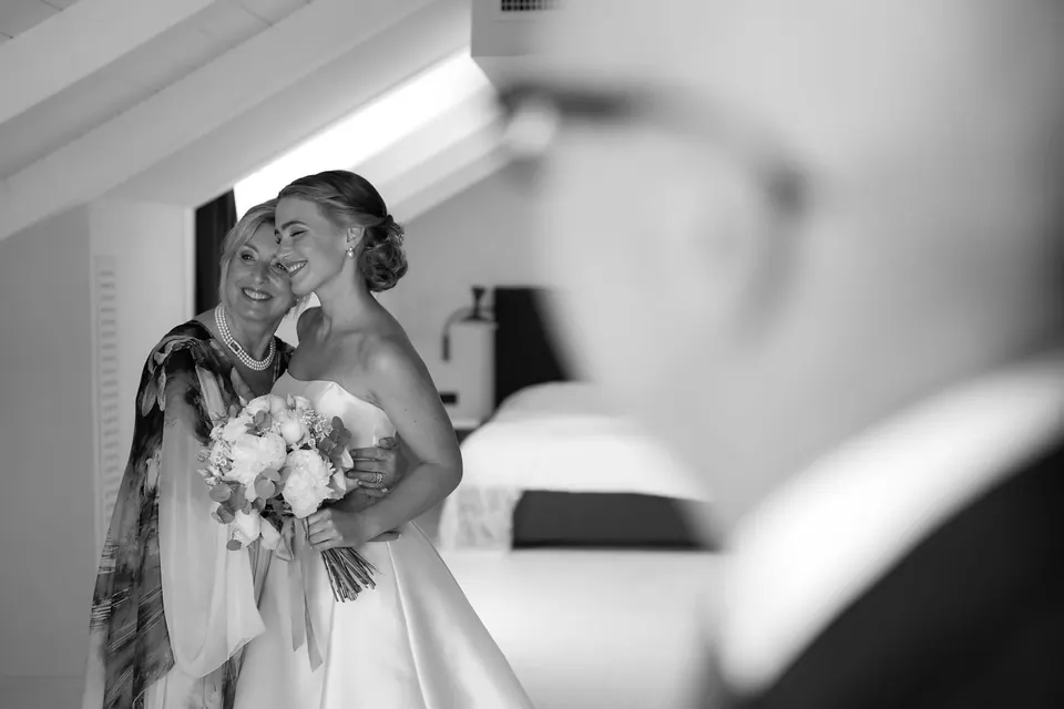 Schwarzweißfoto von Braut und Mutter, im Vordergrund der Vater.