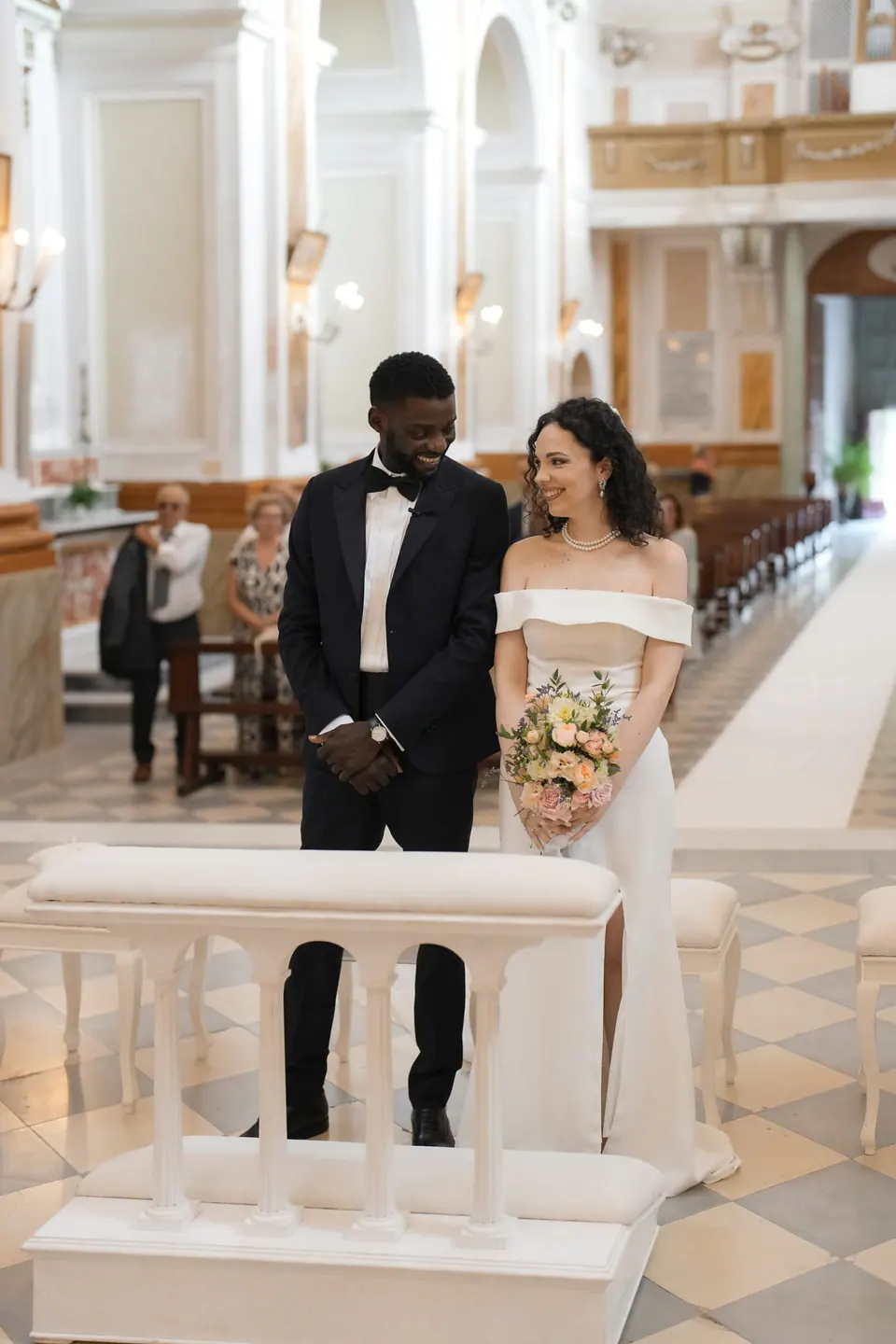 Los novios junto a la balaustrada de mármol dentro de la iglesia tras la ceremonia.