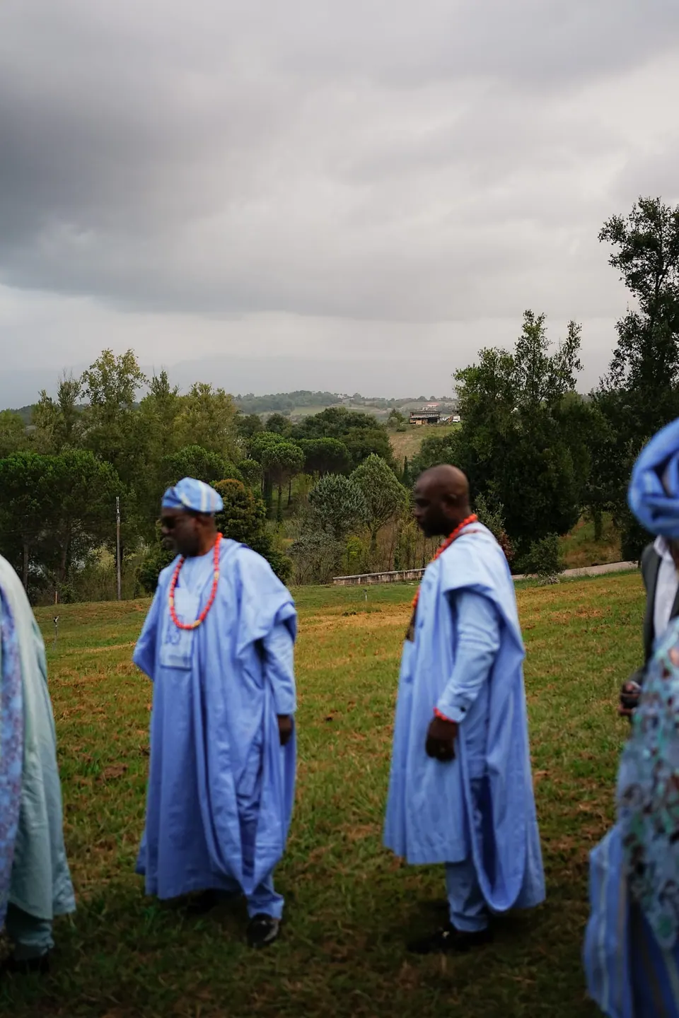 Grupo de amigos del novio con agbada tradicional nigeriana azul, orgullosos de su cultura.