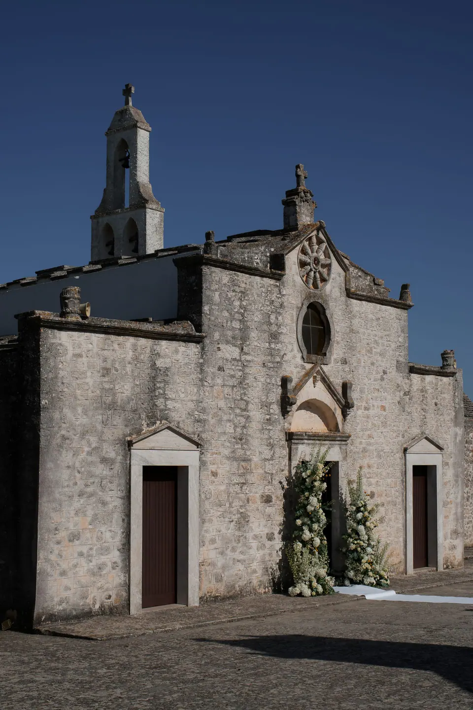 Exterior de la vieja capilla en Apulia.