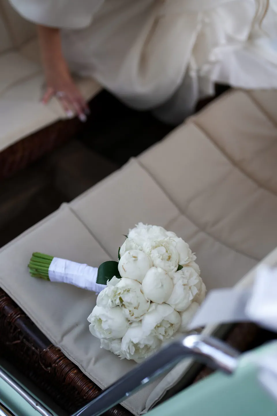 Strauß aus weißen Rosen auf dem Sitz des Bootes.