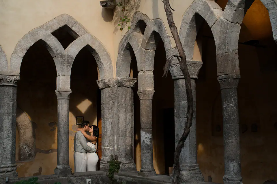Couple framed by the arches of a cloister in Sorrento.