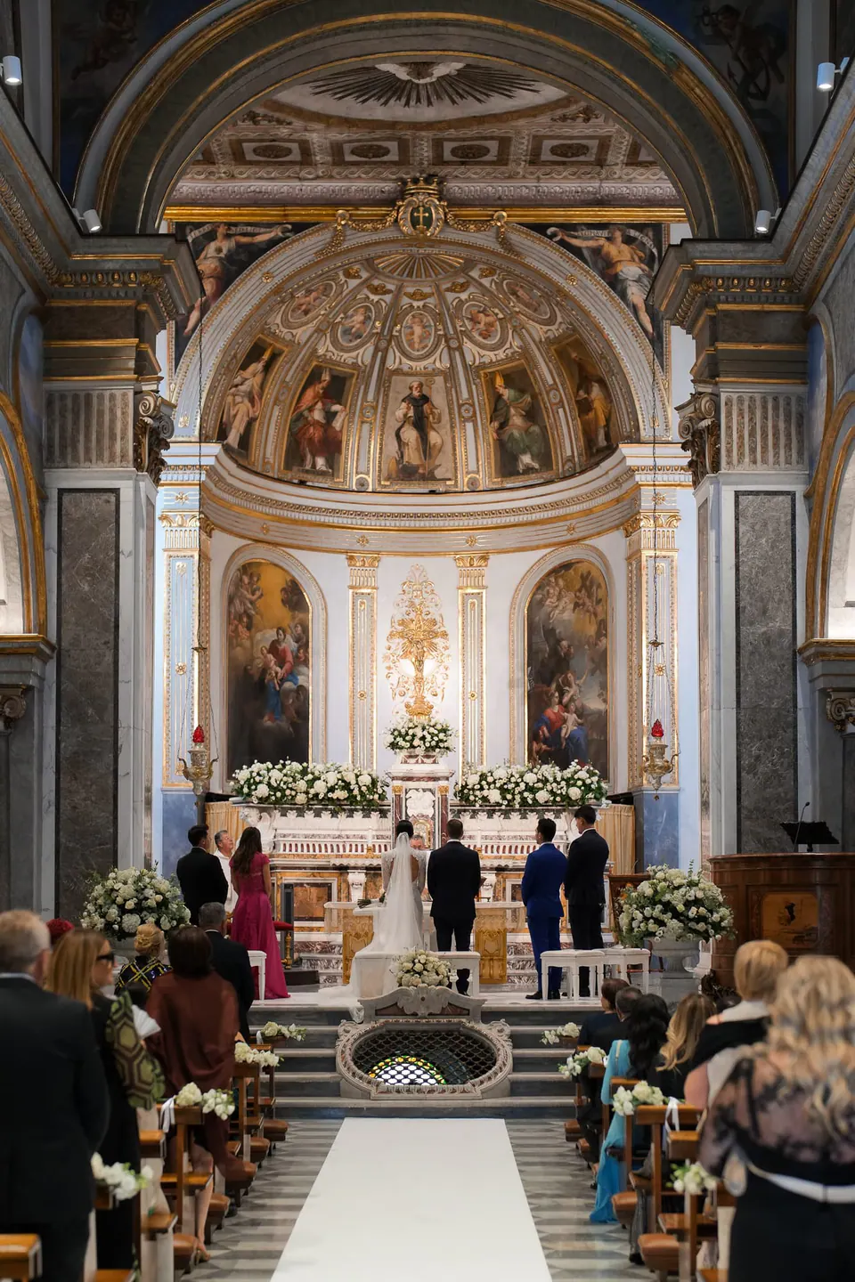 Das Paar gibt sich in der Kirche in Sorrent das Jawort.