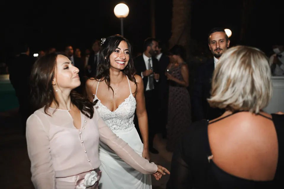 La sposa ride con gli invitati durante la festa della sera.