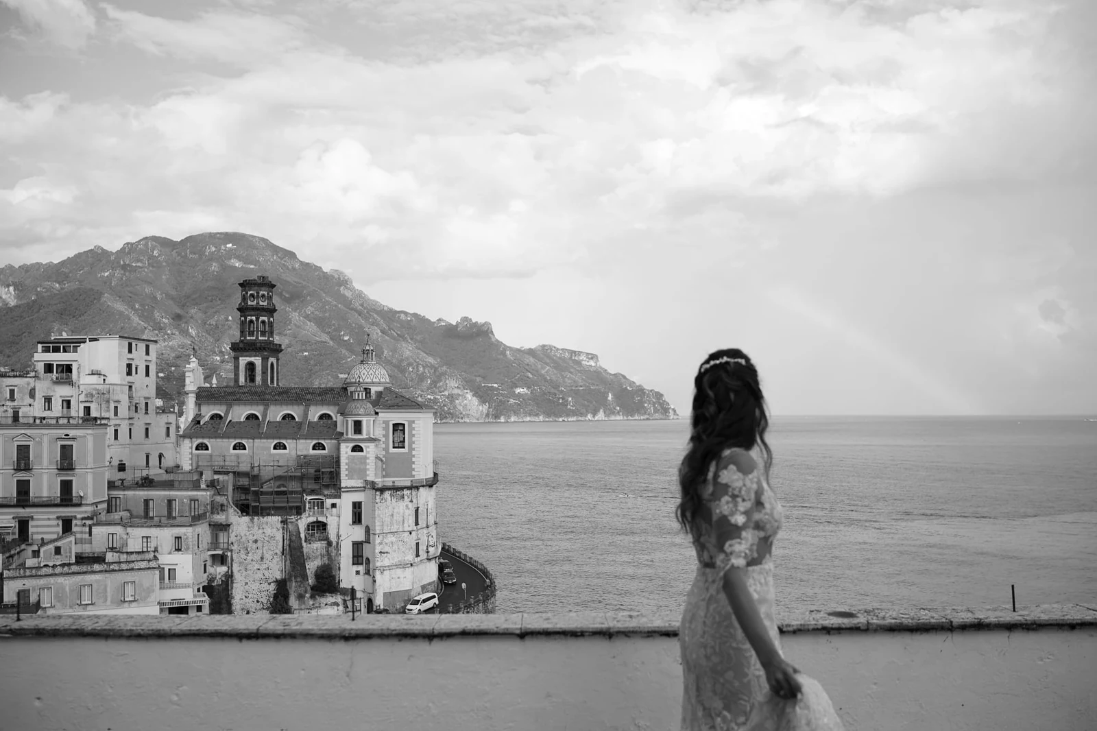 Die Braut mit Blick auf die Amalfiküste bei einer Hochzeit in Italien.