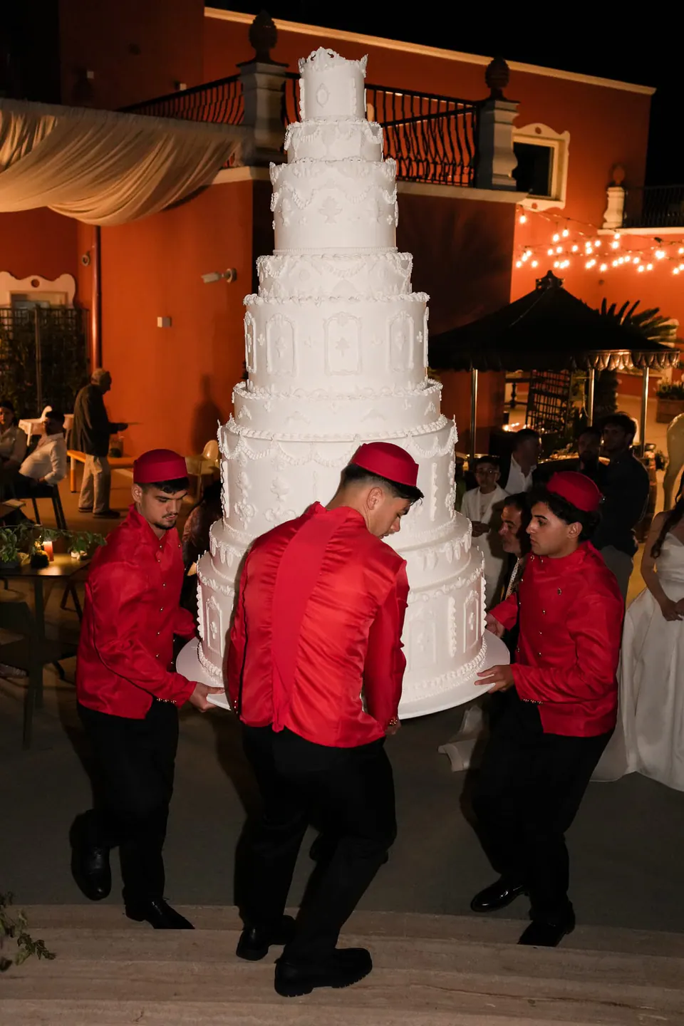 El personal lleva la tarta en el banquete inmersivo de Stefano y Alessandra.