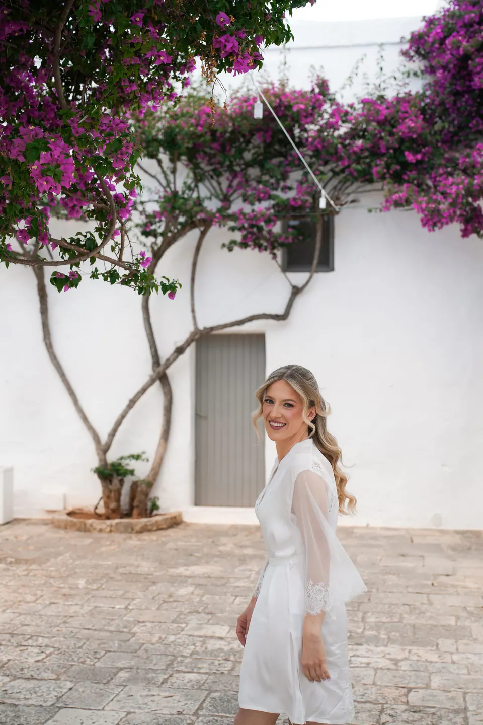 La novia camina por las viejas callejuelas de Ostuni.