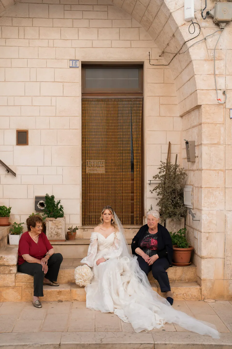 La novia sentada con su familia antes de la ceremonia en Masseria Montalbano.