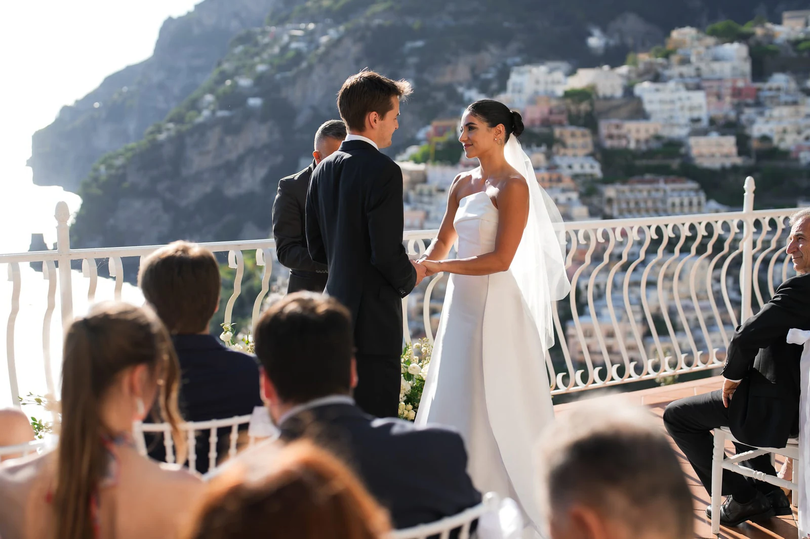 Cerimonia sulla terrazza di Villa Oliviero, gli invitati seduti davanti a Positano.