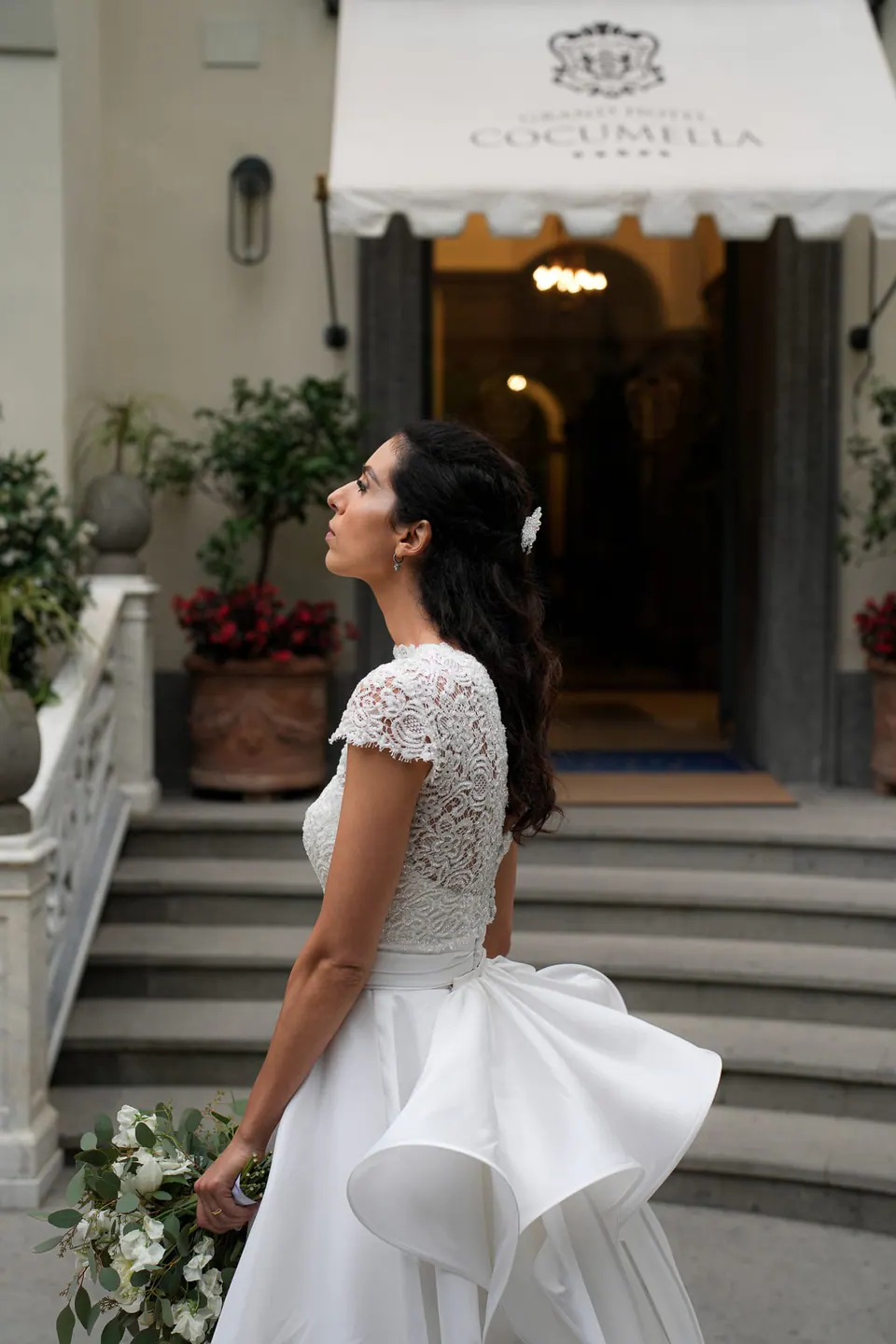 Bride walking towards the entrance of Grand Hotel La Cocumella
