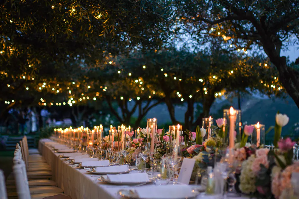 Reception table with candles and gold details, Ravello.