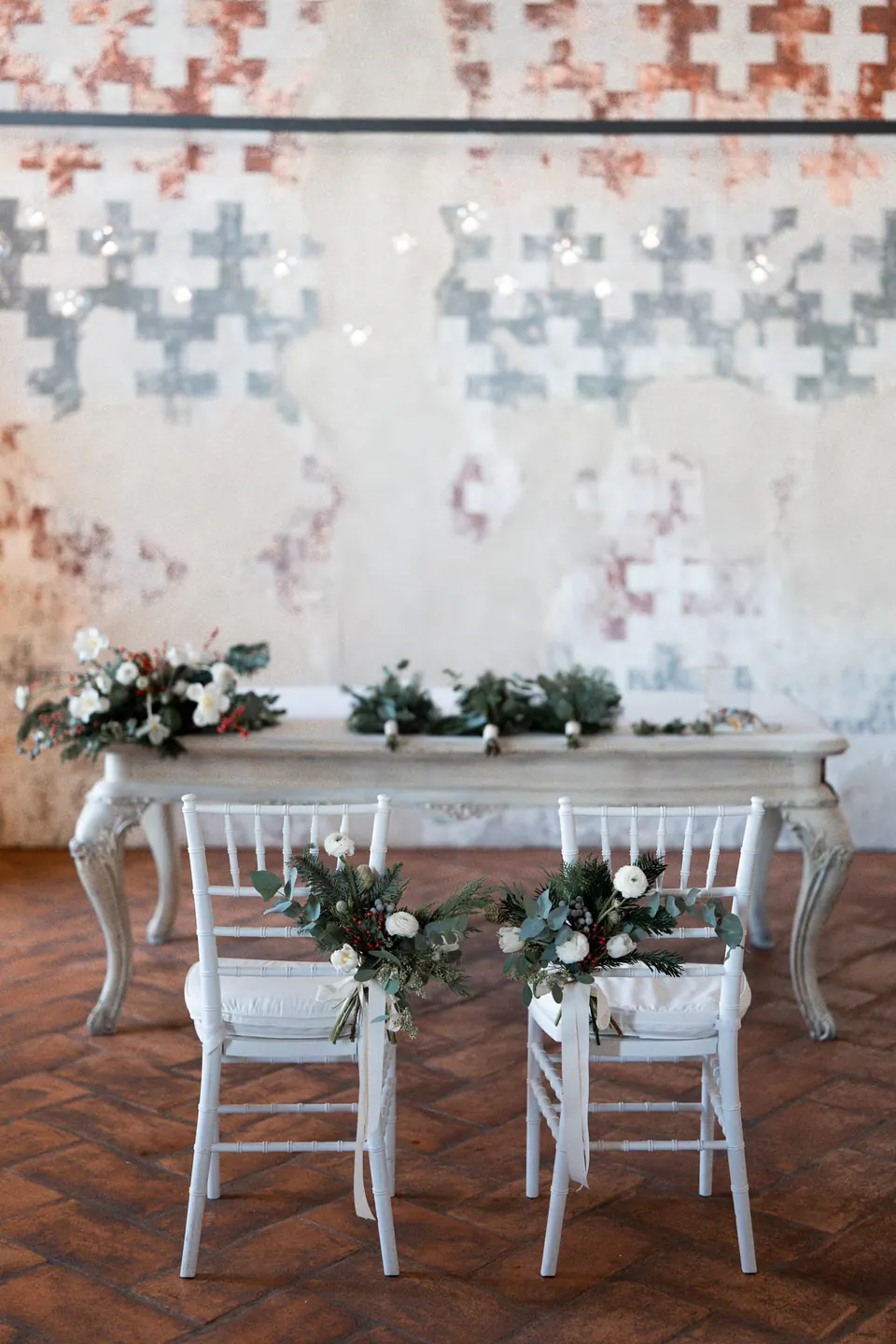 Der Trauungsaltar mit Grün und weißen Blumen im Castello Visconteo.