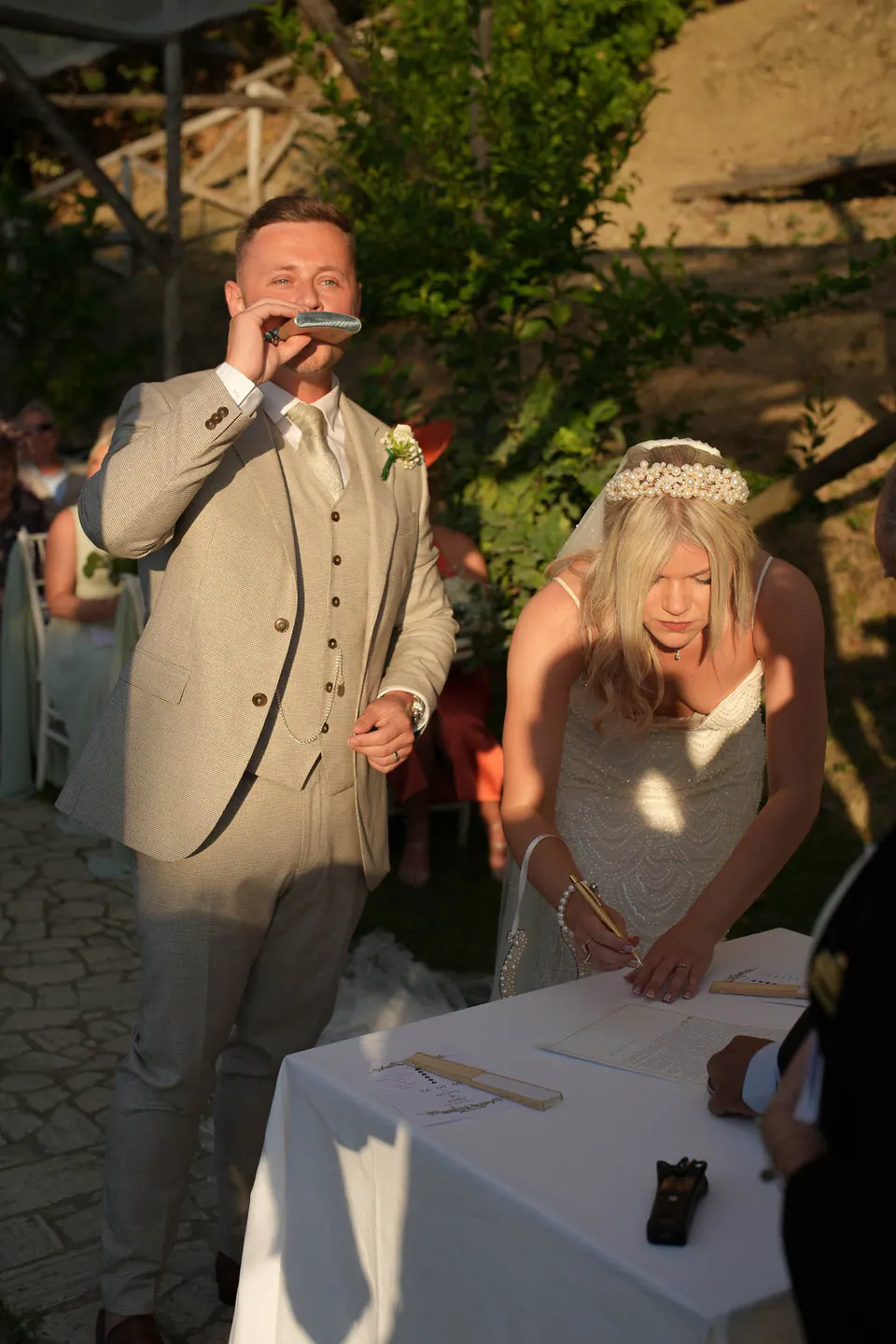 Lo sposo durante il discorso, la sposa che legge accanto a lui