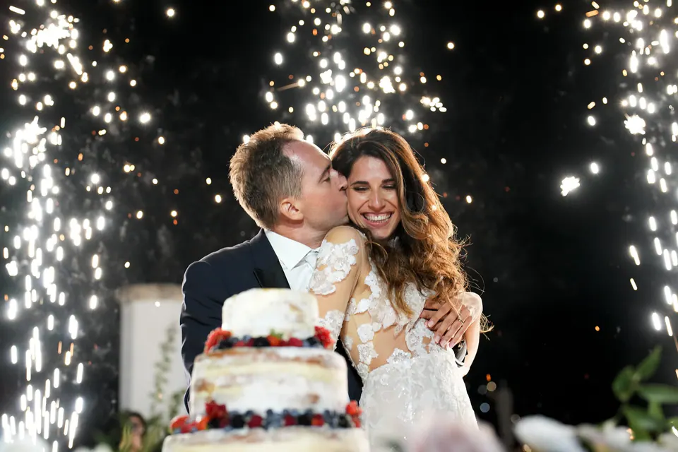 Das Paar schneidet unter einem Funkenregen die Torte an, ein großes Fest in der Nacht von Ravello.