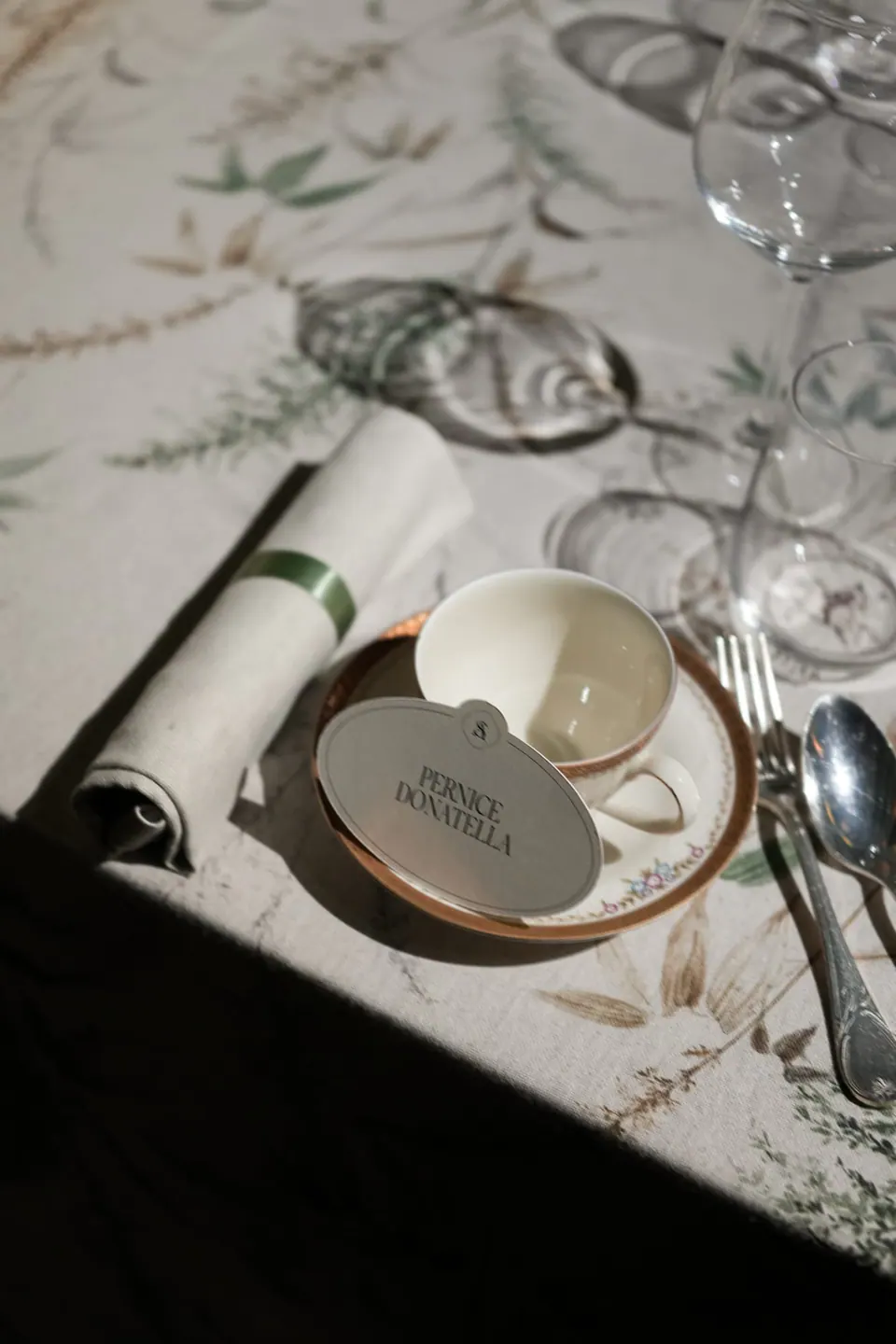 Cubierto con mantel bordado y menú.