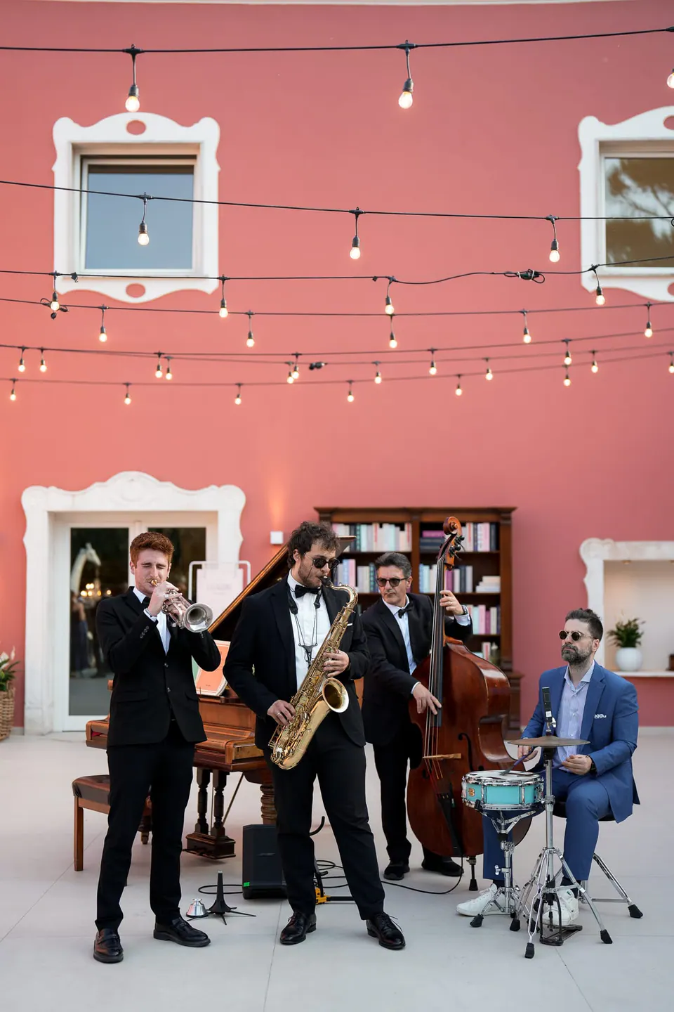 Una banda de jazz toca en el banquete inmersivo de Stefano y Alessandra.