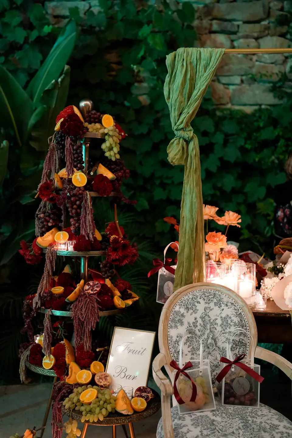 Confettata decorata con fiori rossi e arancioni e una sedia rivestita in tessuto.