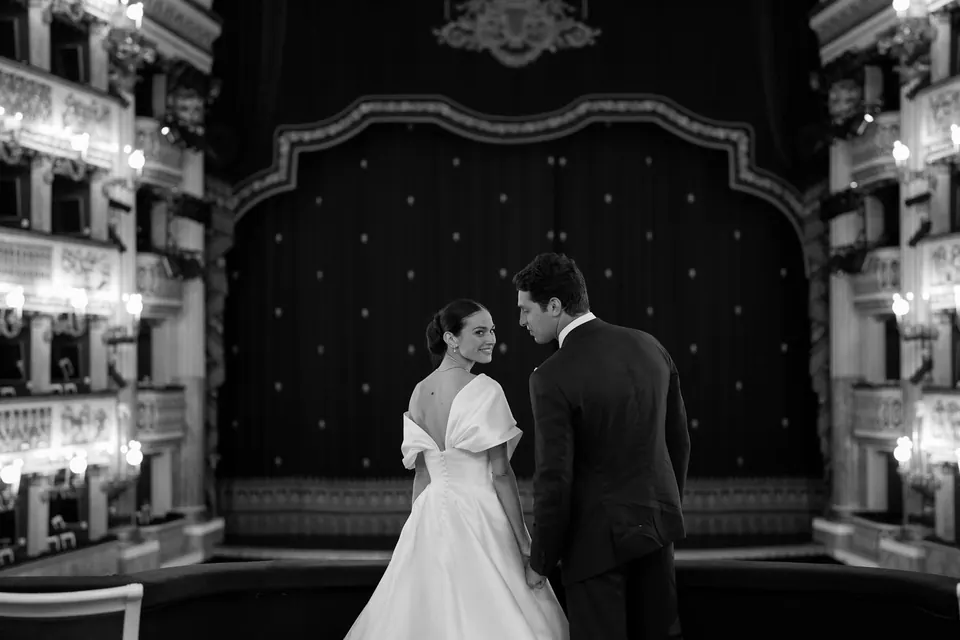 Foto in bianco e nero degli sposi che si guardano sul palcoscenico del Teatro San Carlo.