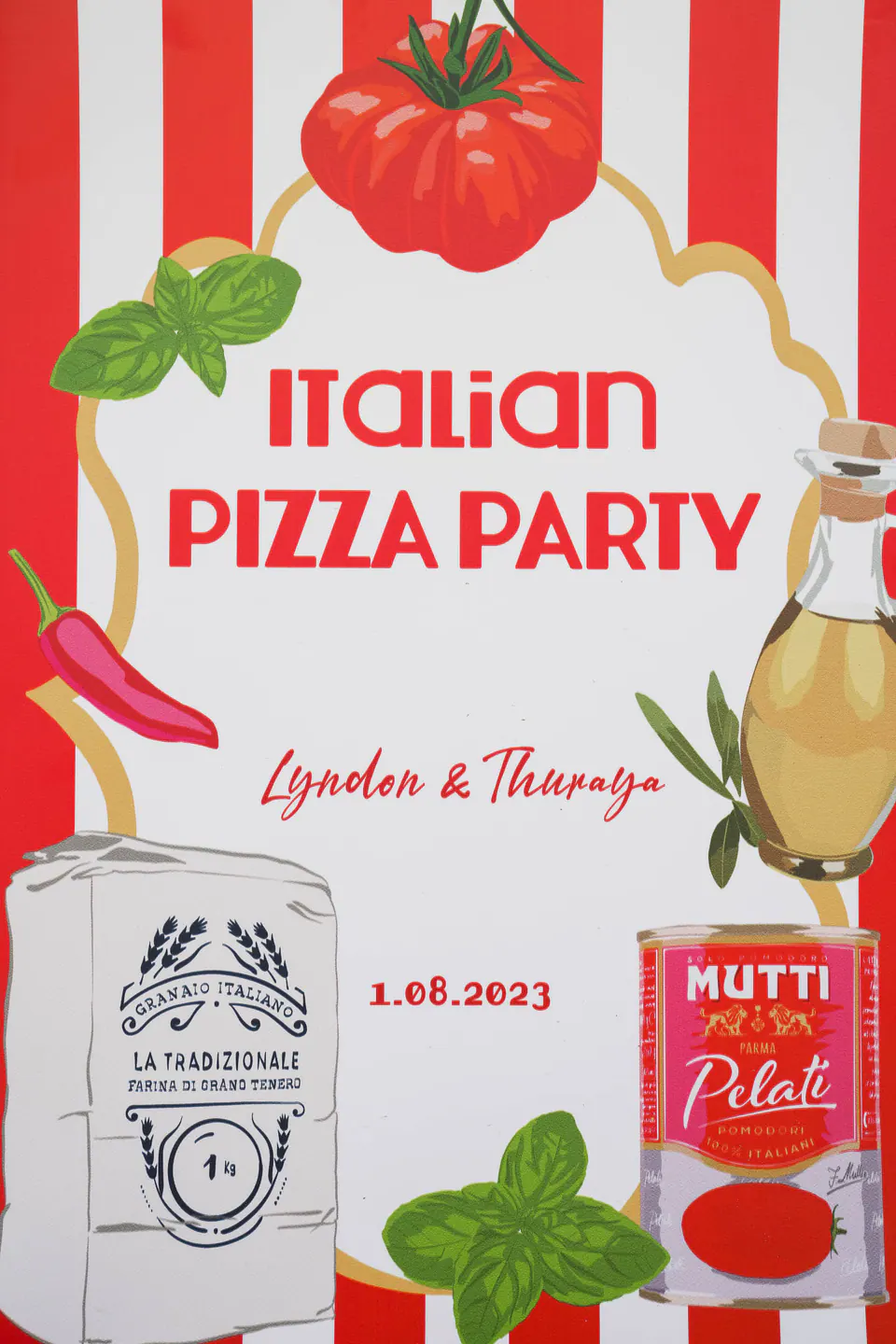 Panneau rayé rouge et blanc de l’Italian Pizza Party avec les prénoms du couple, tomates, farine et huile d’olive.