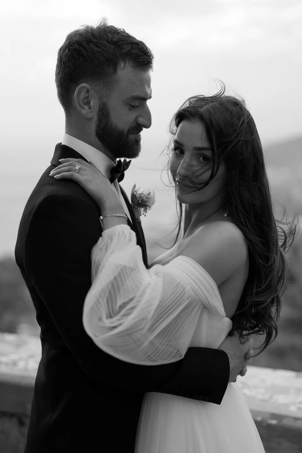 Das Brautpaar lächelt gemeinsam in Schwarzweiß, eine italienische Hochzeit, schlicht erzählt.