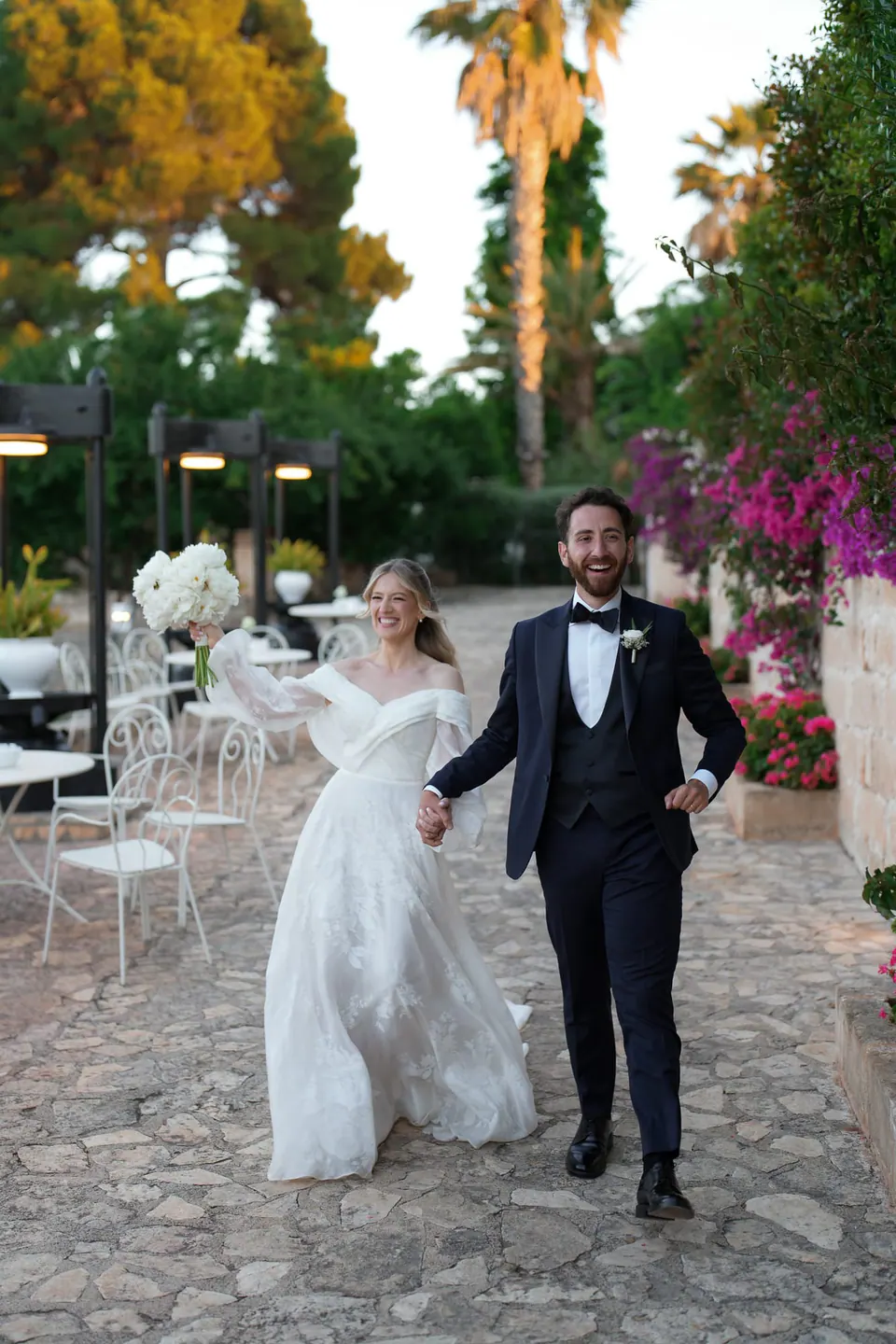 Los novios caminan por las calles empedradas de Ostuni.